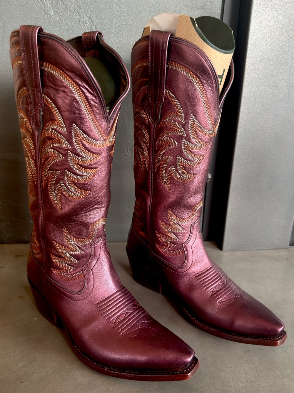 Tecovas Annie in Berry Metallic Cowhide - Women’s 8.5B